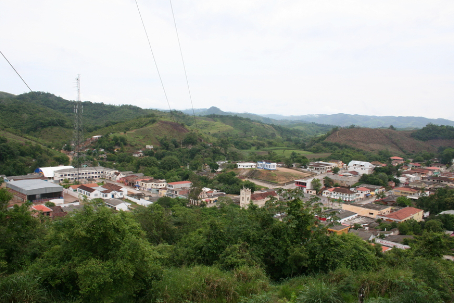 Cantor Cerro Azulense Leandro Mangger homenageia a cidade de Cerro Azul